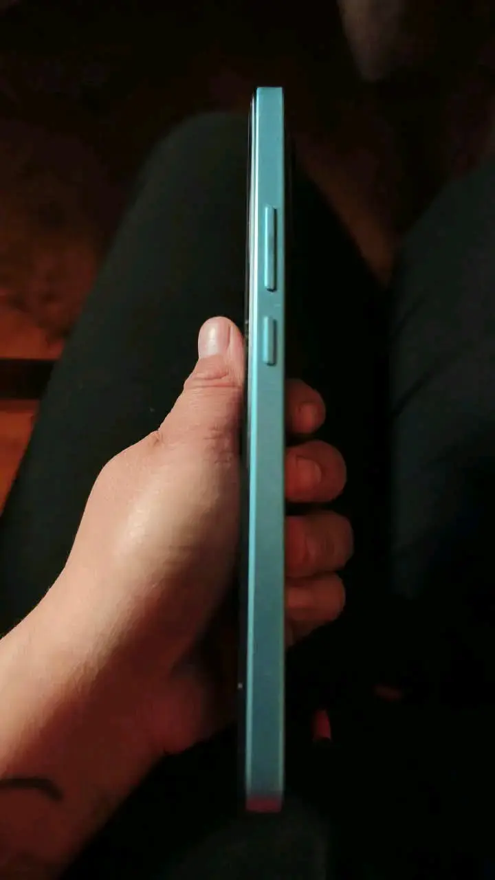 Smartphone Realme azul con triple cámara - 5