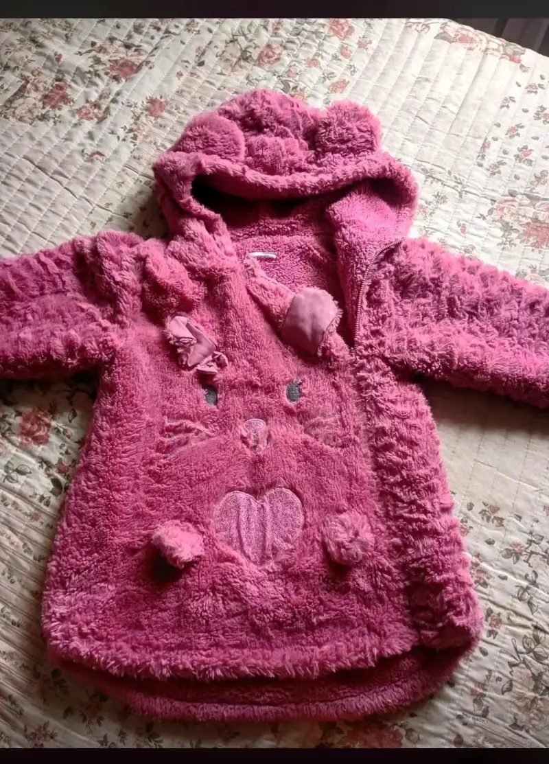 Abrigo infantil rosado con capucha y diseño de oso