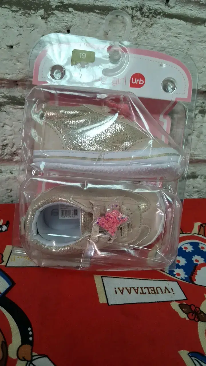 Zapatillas doradas para bebé talla 19