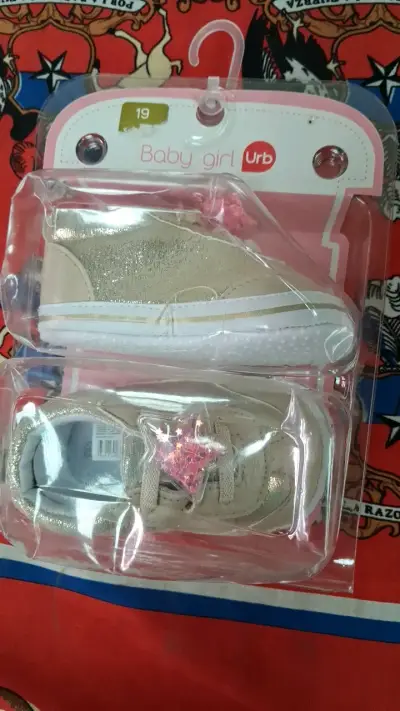 Zapatillas doradas para bebé talla 19 - miniatura 2