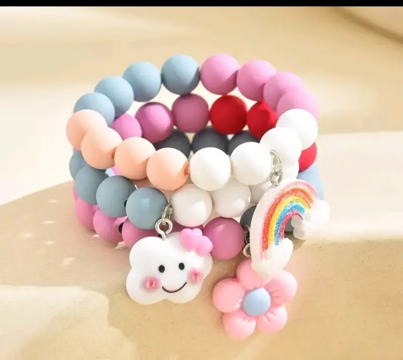 Pulseras de cuentas coloridas con dijes - 1