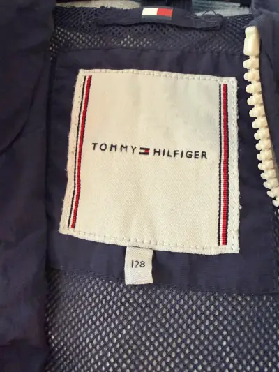 Cortaviento  Tommy Hilfiger azul con capucha niño - miniatura 2