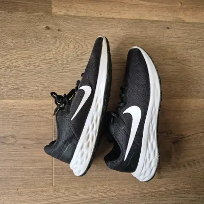 Zapatillas deportivas negras Nike para correr - miniatura 1