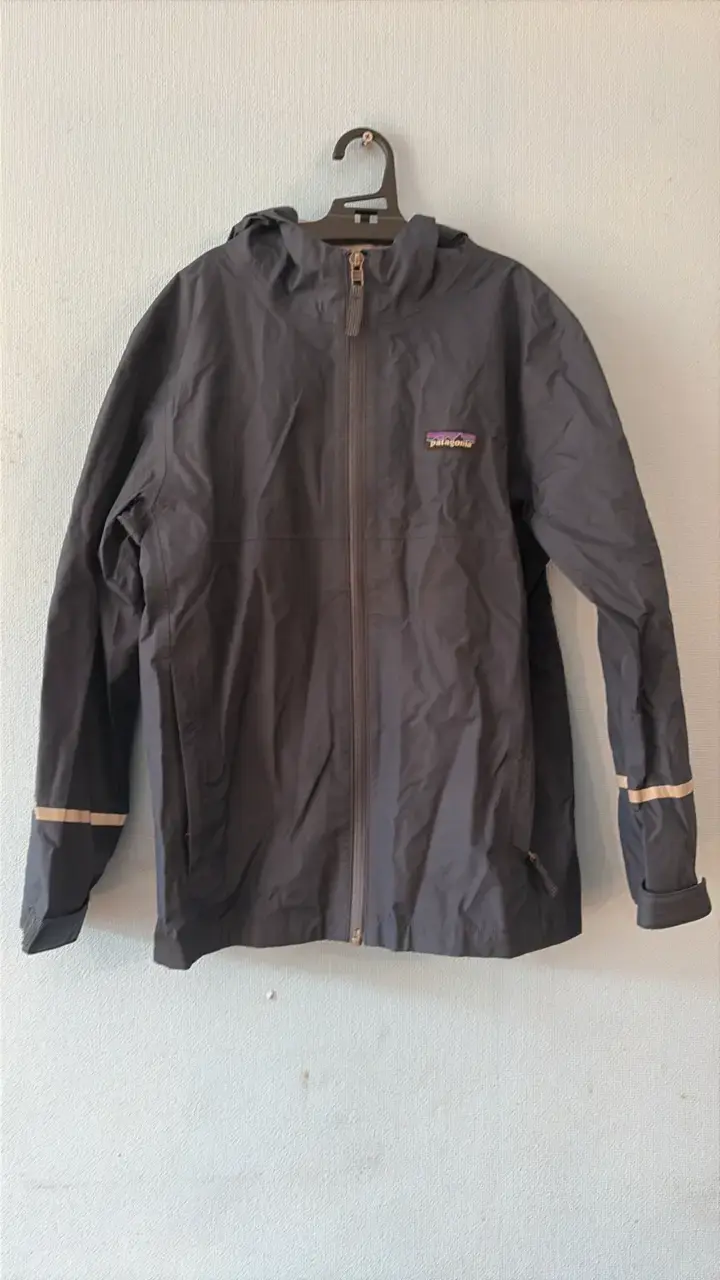 Chaqueta impermeable Patagonia gris con capucha - 1