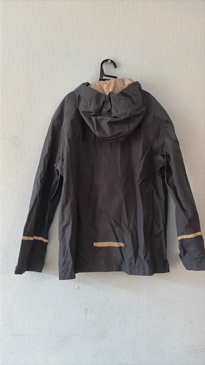 Chaqueta impermeable Patagonia gris con capucha - 3