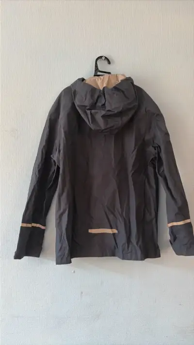 Chaqueta impermeable Patagonia gris con capucha - miniatura 3