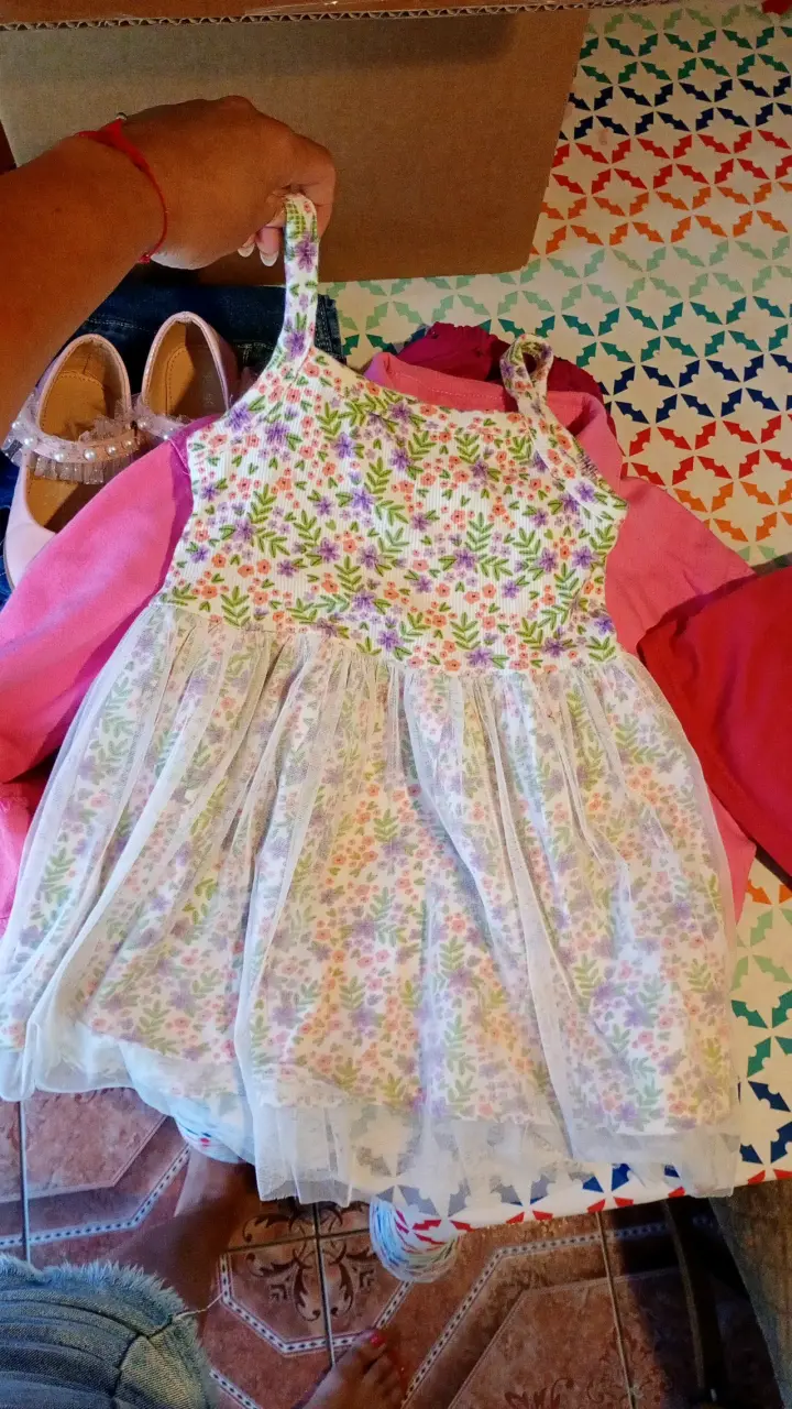 Vestido de niña color rosa con diseño floral - 2