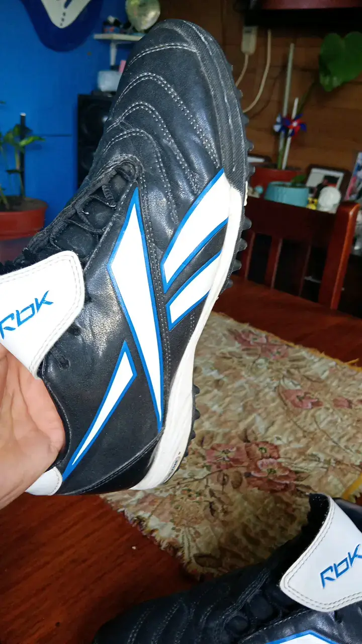 Zapatillas deportivas negras con detalles azules RDK - 2