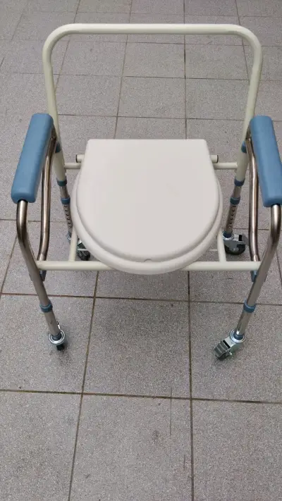 Silla de baño con ruedas para adultos - miniatura 1