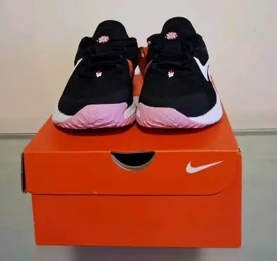 Zapatillas deportivas negras con detalles florales - miniatura 1