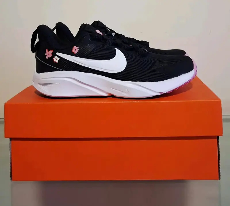 Zapatillas deportivas negras con detalles florales - 2