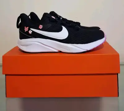 Zapatillas deportivas negras con detalles florales - miniatura 2