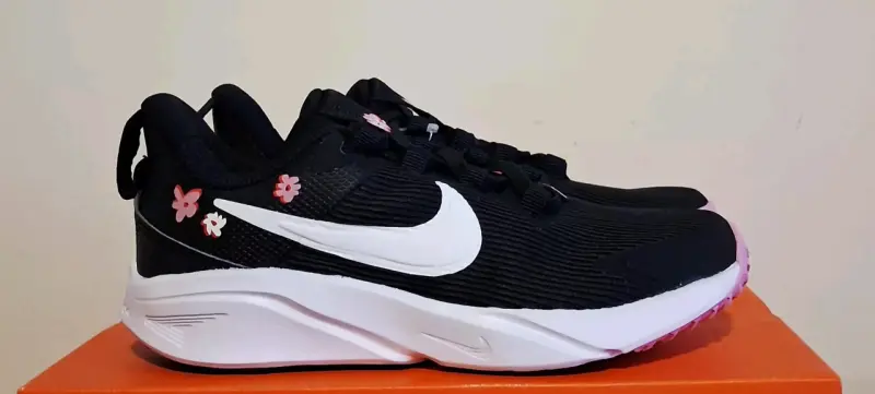 Zapatillas deportivas negras con detalles florales - 3