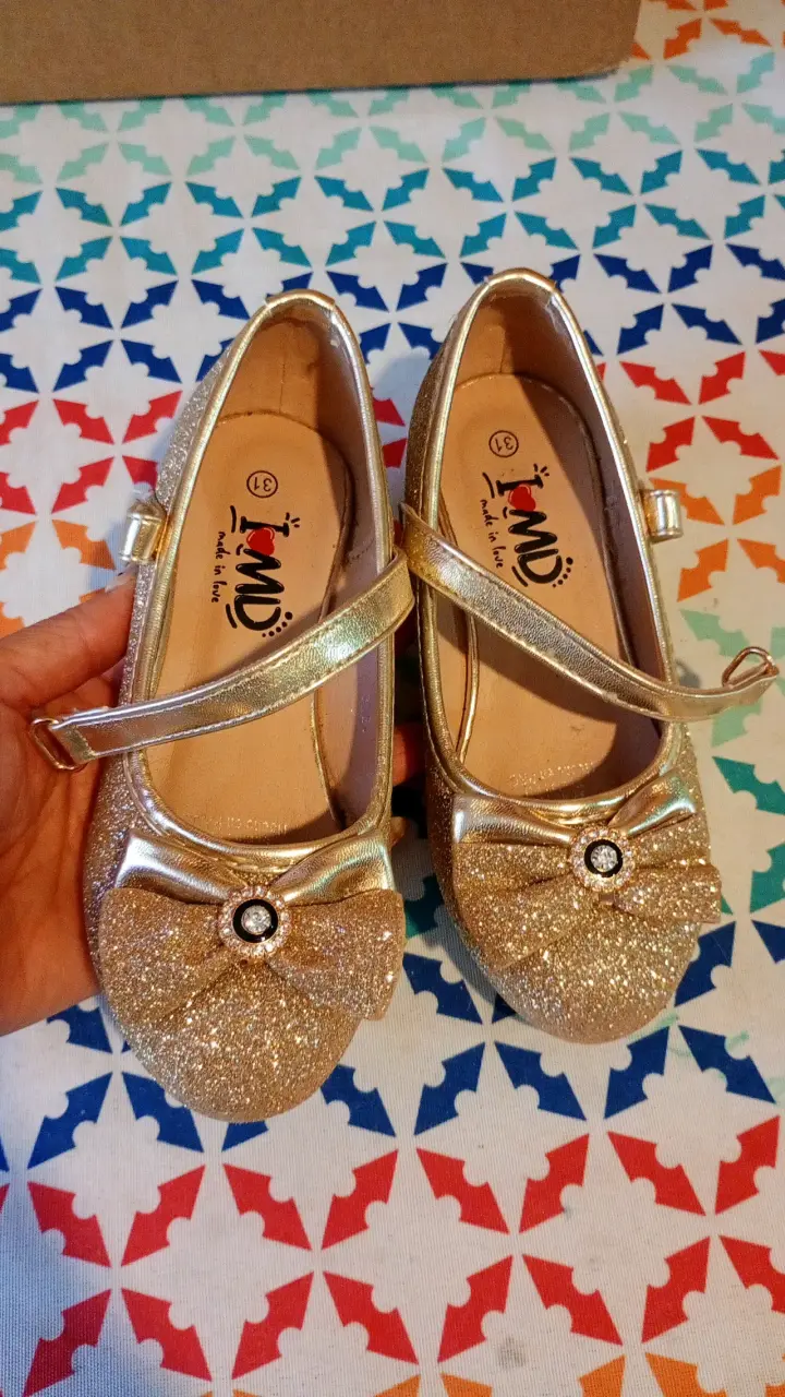 Zapatos dorados de niña con brillo y moño - 1