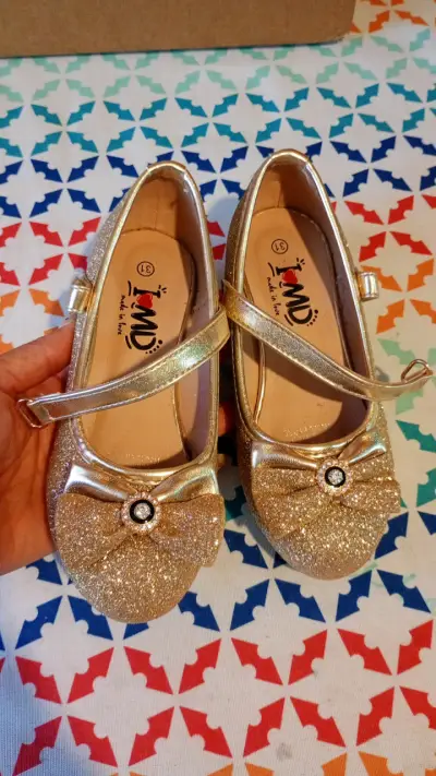 Zapatos dorados de niña con brillo y moño - miniatura 1
