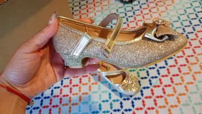 Zapatos dorados de niña con brillo y moño - miniatura 2
