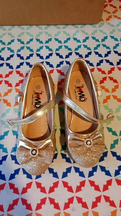 Zapatos dorados de niña con brillo y moño - miniatura 3