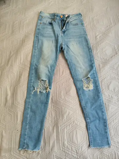 Jeans de mujer desgastados y rotos - miniatura 1