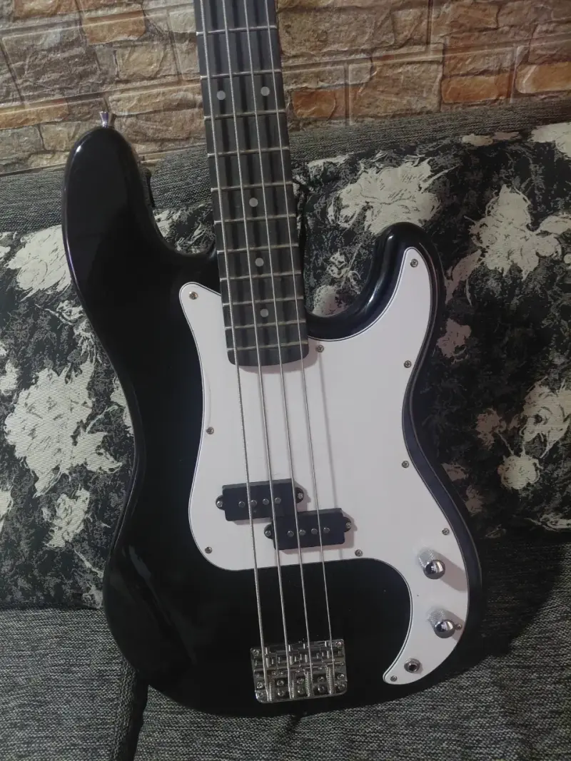 Bajo Eléctrico P-bass Negro de 4 Cuerdas - 1