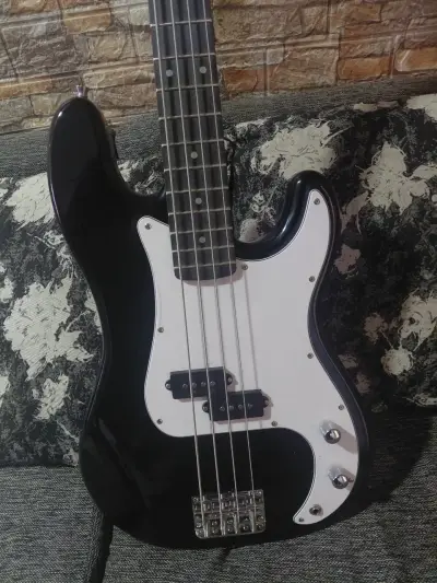 Bajo Eléctrico P-bass Negro de 4 Cuerdas - miniatura 1