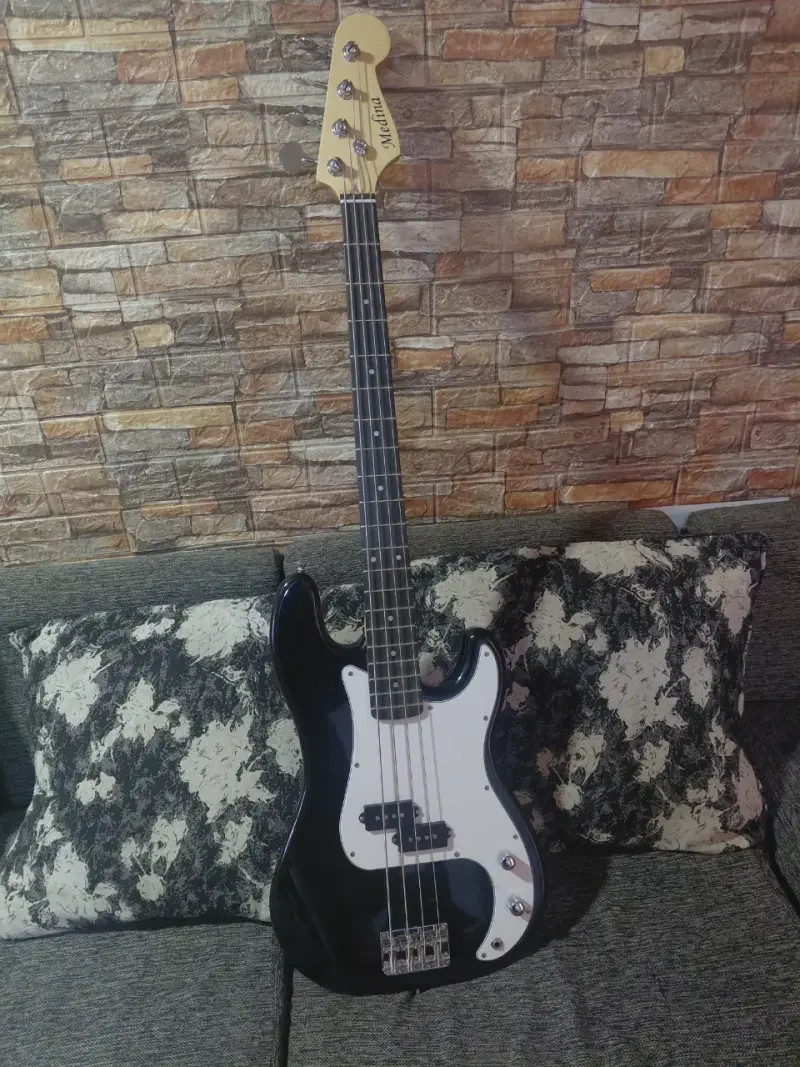Bajo Eléctrico P-bass Negro de 4 Cuerdas - 2