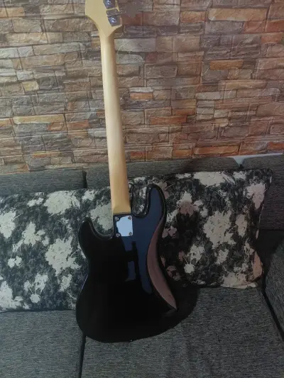 Bajo Eléctrico P-bass Negro de 4 Cuerdas - miniatura 3