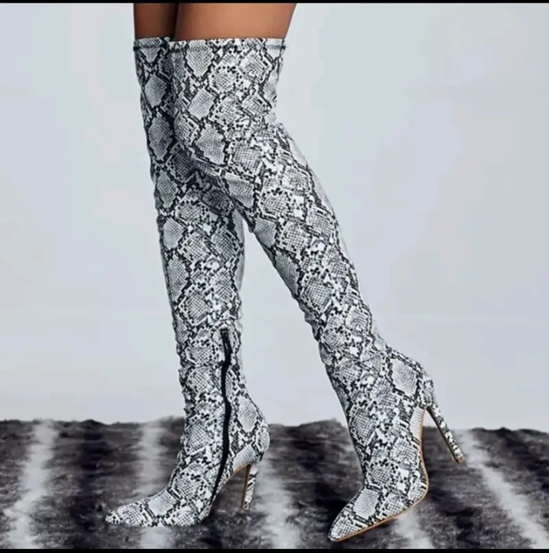 Botas altas de tacón con estampado de serpiente - 2