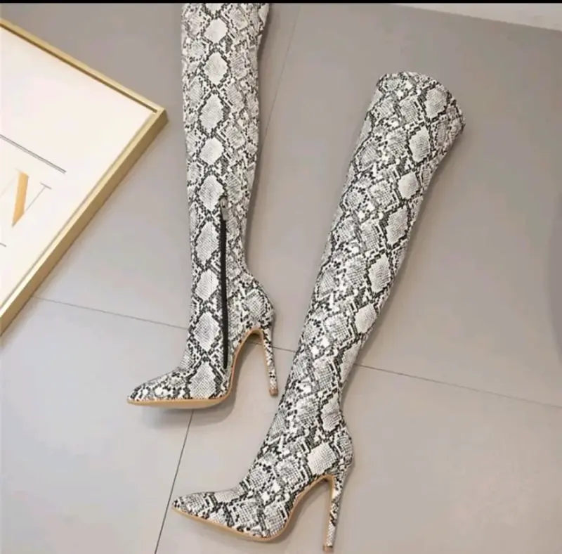 Botas altas de tacón con estampado de serpiente - 3