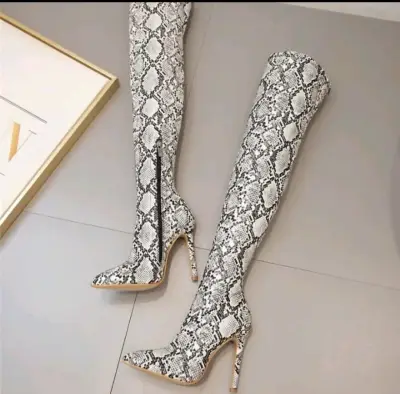 Botas altas de tacón con estampado de serpiente - miniatura 3