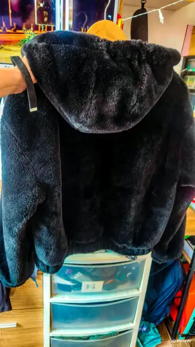 Chaqueta de Peluche Negra con Capucha - miniatura 1