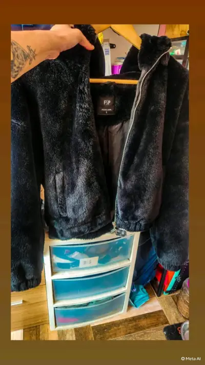 Chaqueta de Peluche Negra con Capucha - miniatura 2