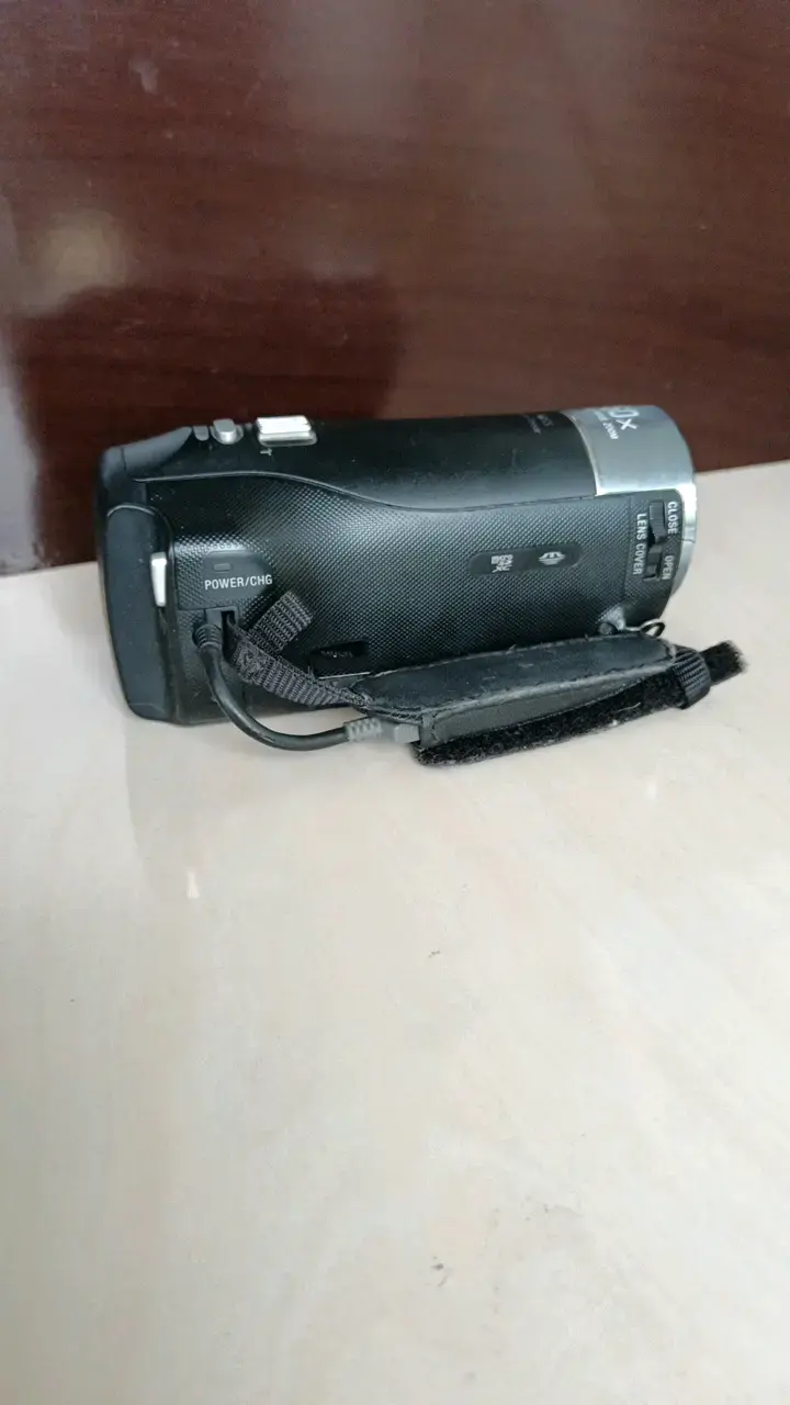 Videocámara Sony Handycam HD con pantalla abatible - 2