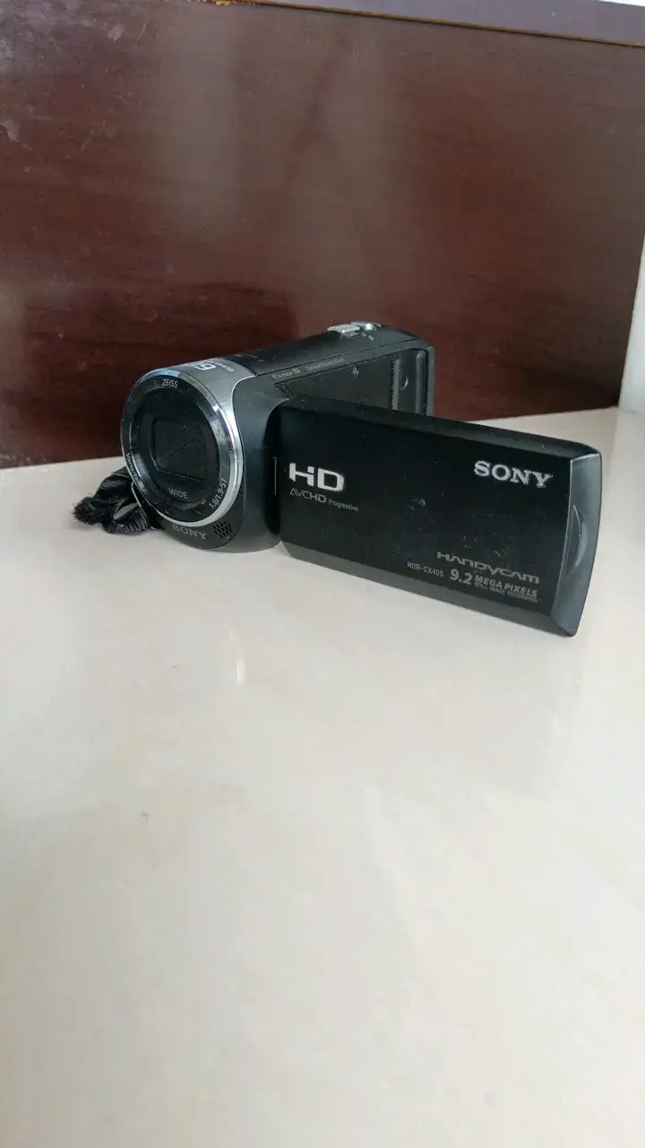 Videocámara Sony Handycam HD con pantalla abatible - 4