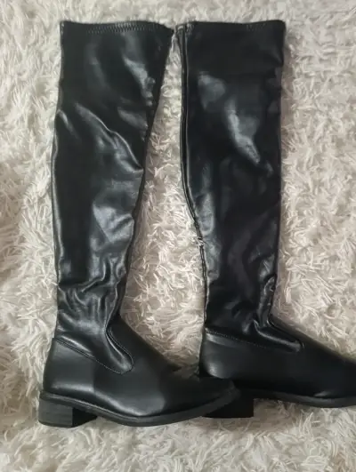 Botas negras de cuero sintético hasta la rodilla - miniatura 1