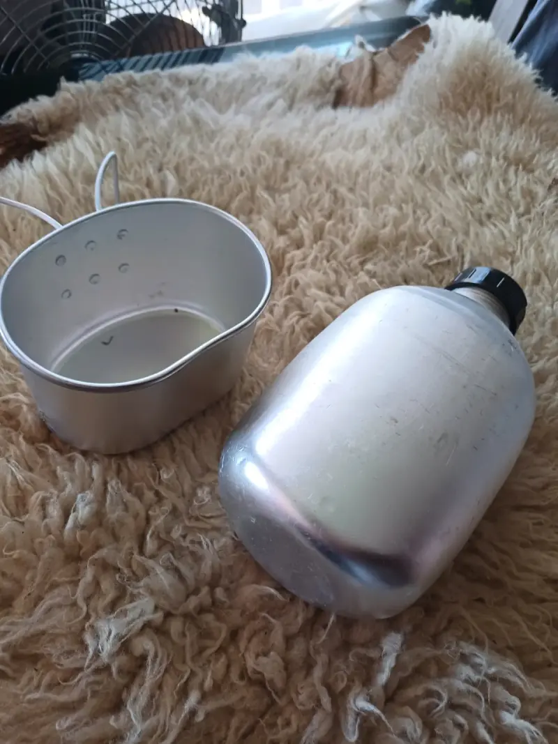 Cantimplora de aluminio con taza desmontable