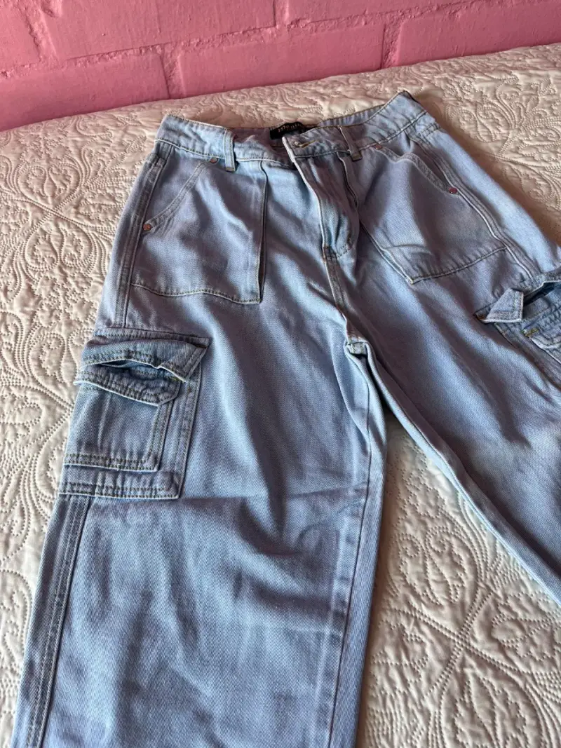 Pantalones cargo de mezclilla azul claro