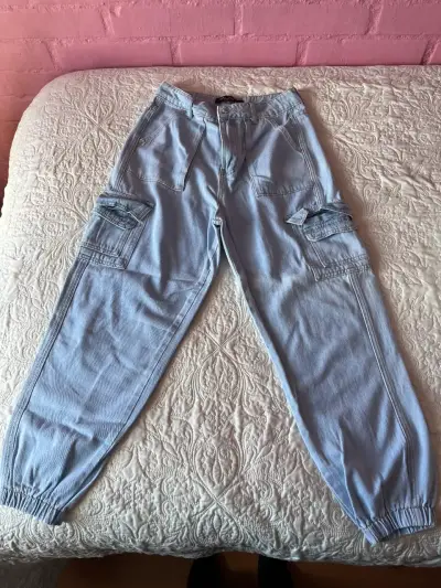 Pantalones cargo de mezclilla azul claro - miniatura 3