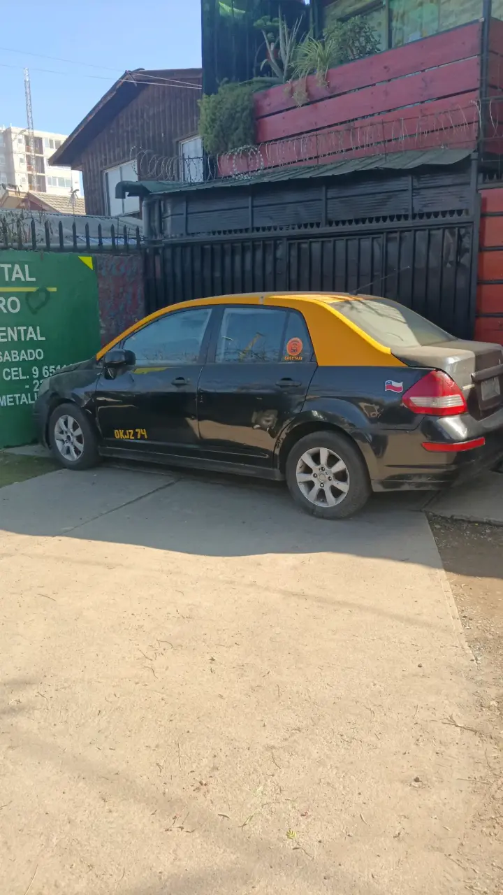 Taxi sedán negro y amarillo motor funcionando - 1