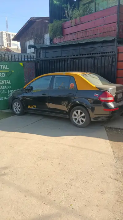 Taxi sedán negro y amarillo motor funcionando - miniatura 1