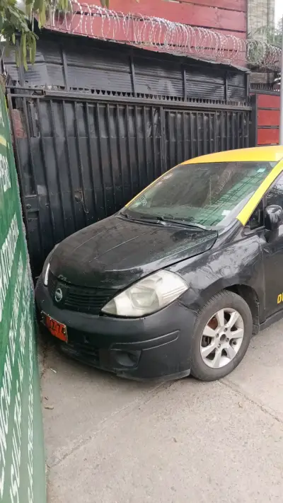 Taxi sedán negro y amarillo motor funcionando - miniatura 2