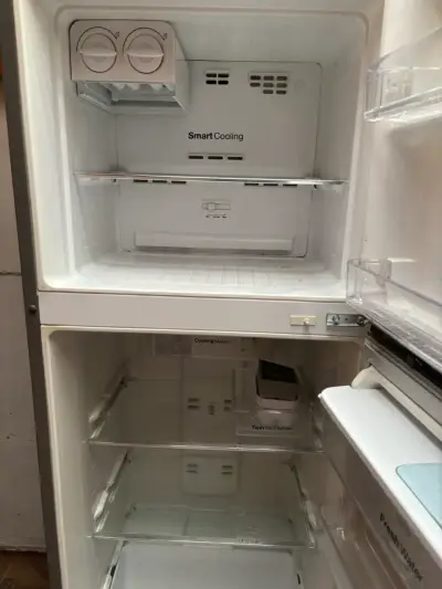 Refrigerador Daewoo con Smart Cooling y dispensador de agua - miniatura 1