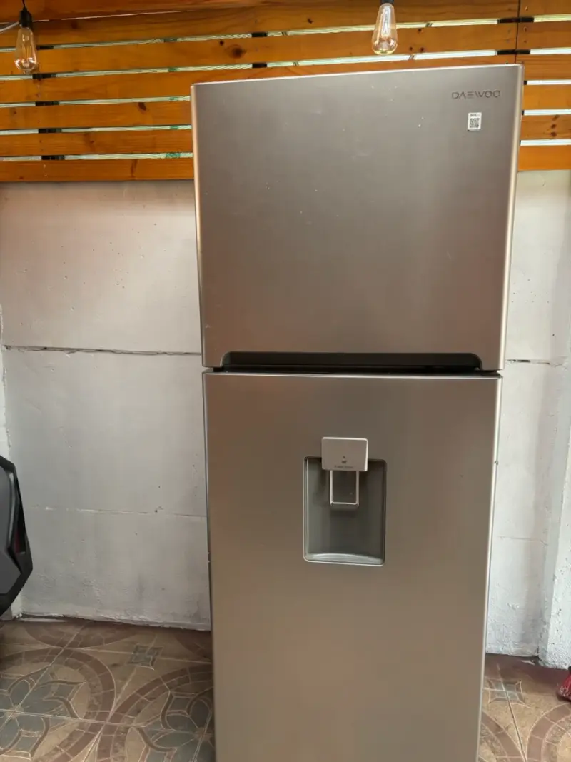 Refrigerador Daewoo con Smart Cooling y dispensador de agua - 2