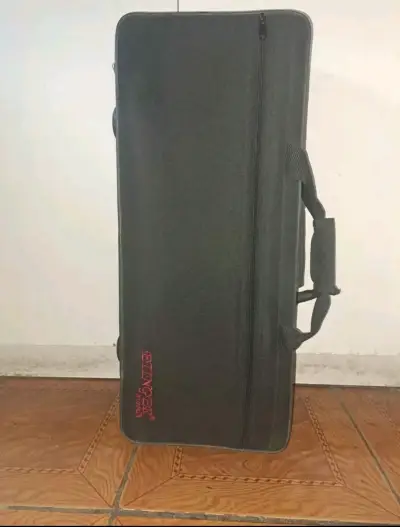Saxofón Alto Stinger con Estuche y Accesorios - miniatura 1