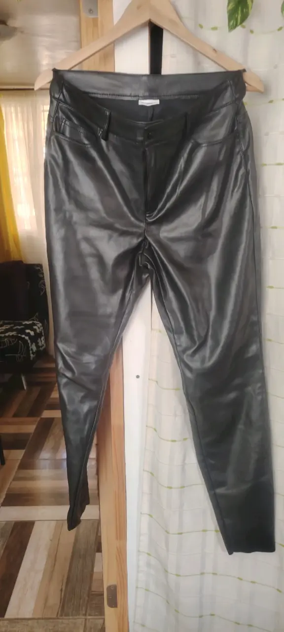 Pantalones de cuerina.