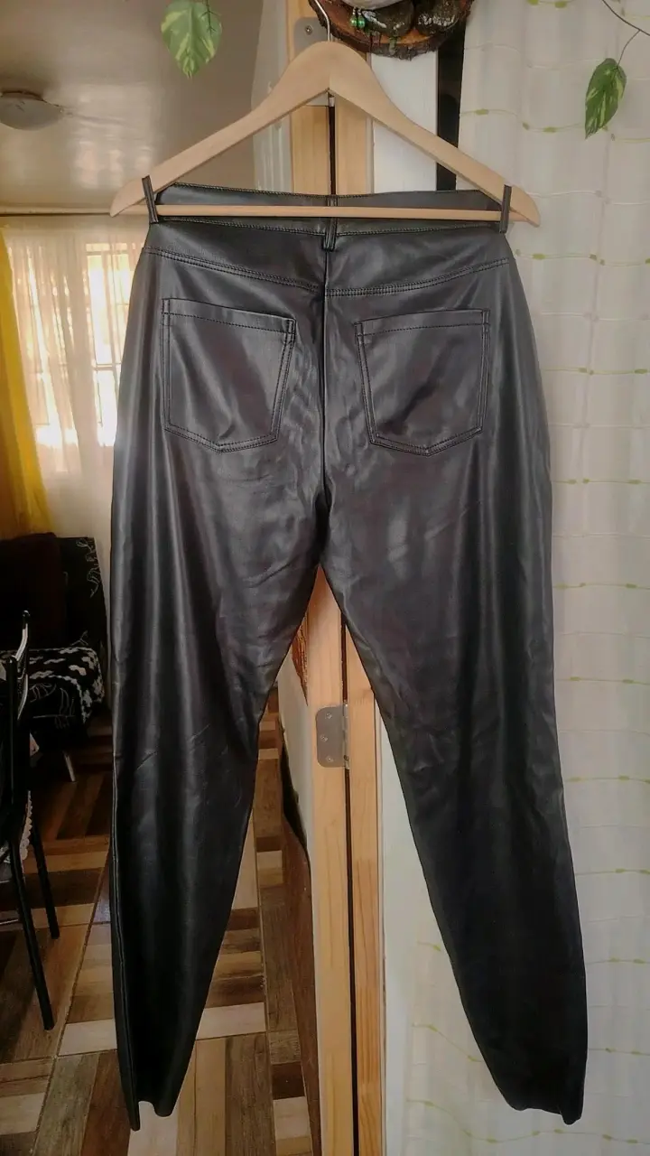 Pantalones de cuerina. - 2