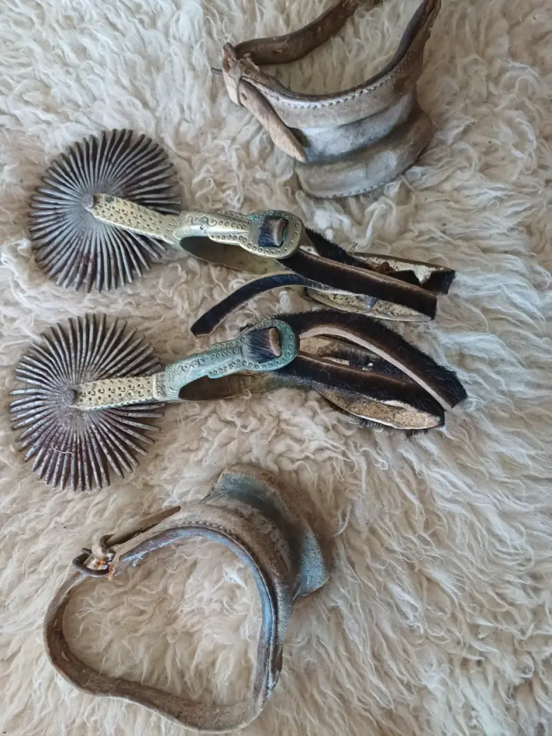 Espuelas de caballo antiguas de metal y cuero