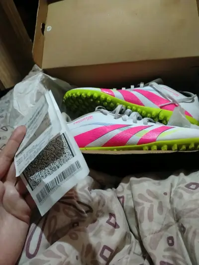Zapatillas de fútbol Adidas Predator blancas y rosadas - miniatura 1
