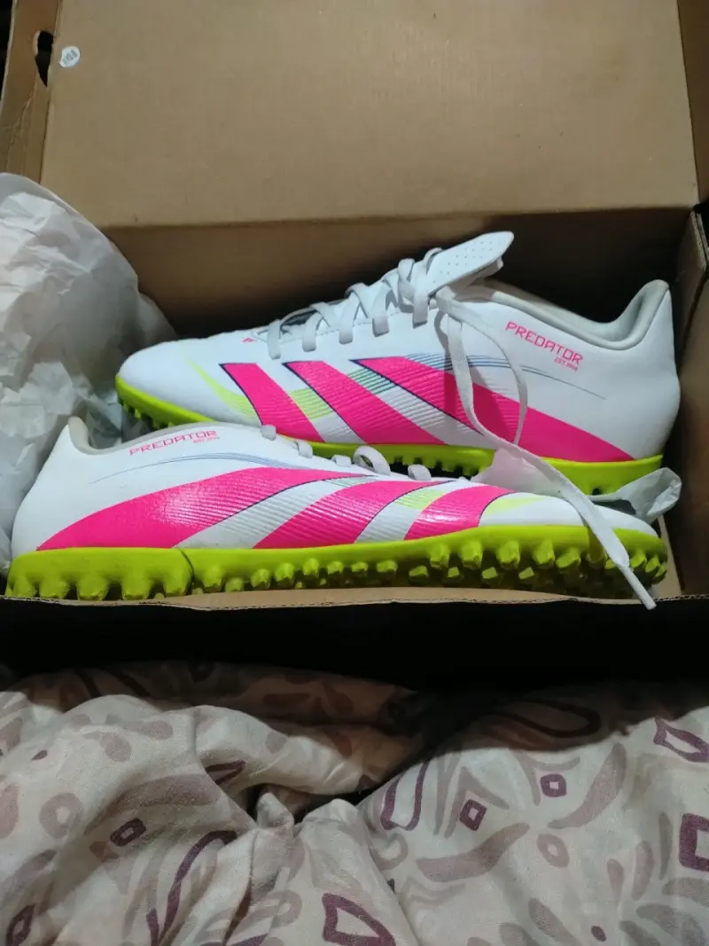 Zapatillas de fútbol Adidas Predator blancas y rosadas - 2