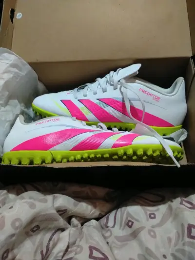 Zapatillas de fútbol Adidas Predator blancas y rosadas - miniatura 2