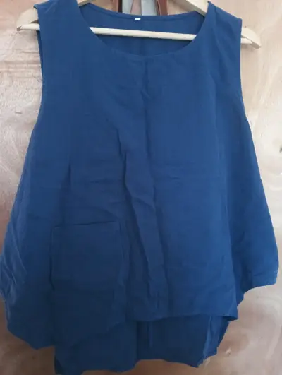 Blusa sin mangas azul con bolsillo - miniatura 2